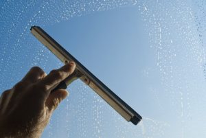 Como limpar janelas e vidros