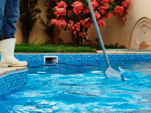 A Limpeza de Piscinas em Condomínios é essencial para proteger a saúdo dos condôminos. Confira aqui 5 dicas para limpar a piscina do seu condomínio. 