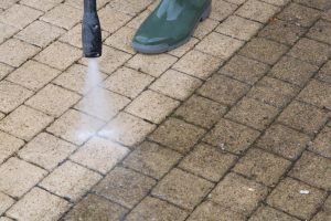 Aprenda a limpar calçadas de pedra com um passo a passo infalível!